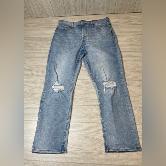 Levi’s Wedgie Straight Button Fly Distressed Knees Light Wash Blue Jeans Size 32 - Picture 15 of 15